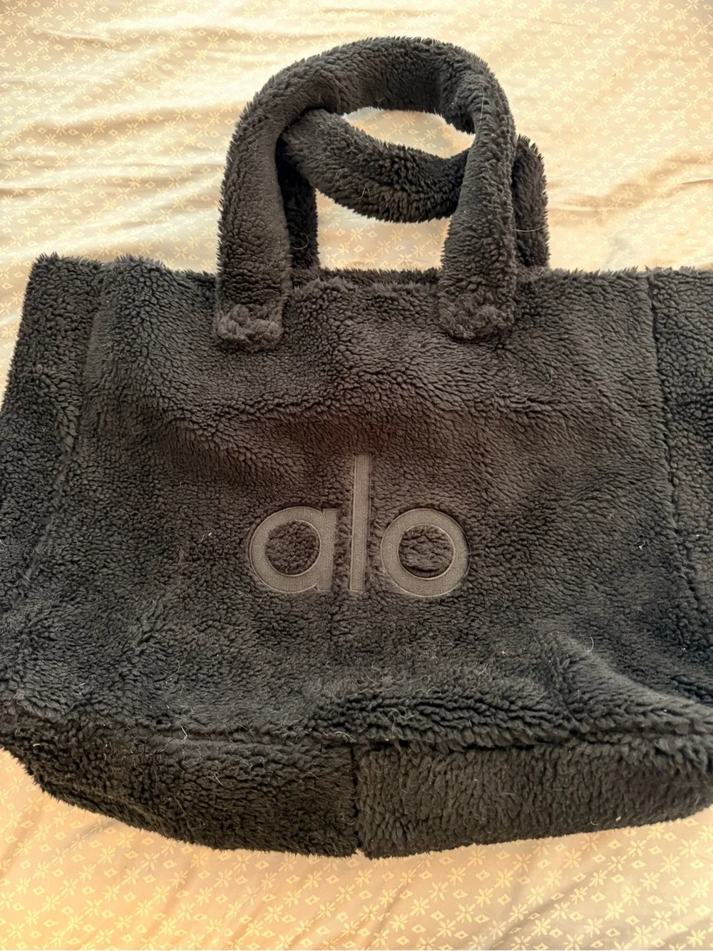 ALO Yoga Black Plush Sherpa Tote Bag - Picture 2 of 11